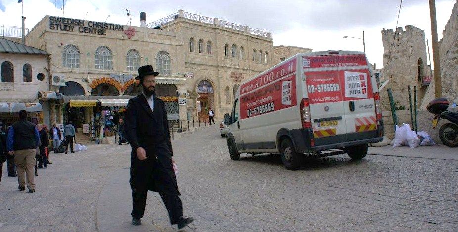 Nel cuore storico di Gerusalemme: un Ebreo ortodosso passeggia in città (foto di Sara Marte)