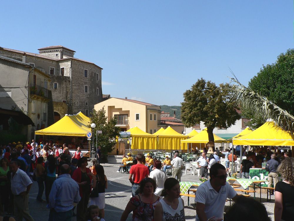 La piazza di Castelpagano durante una festa estiva (foto pro loco)