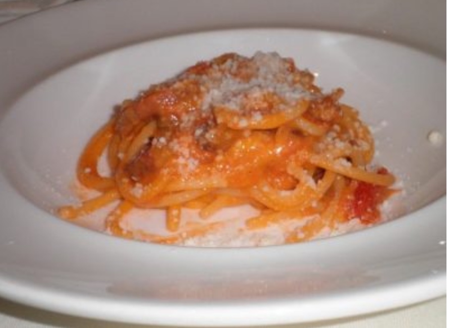 Spaghettone con guanciale pomodorino del piennolo e pecorino