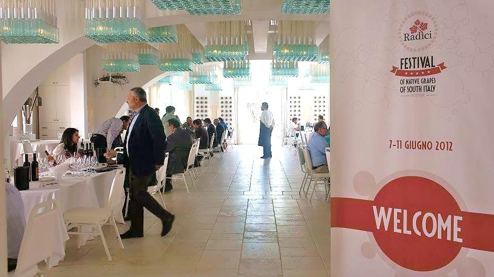 Radici Wines : La splendida sala di Borgo Egnazia (foto di Sara Marte)