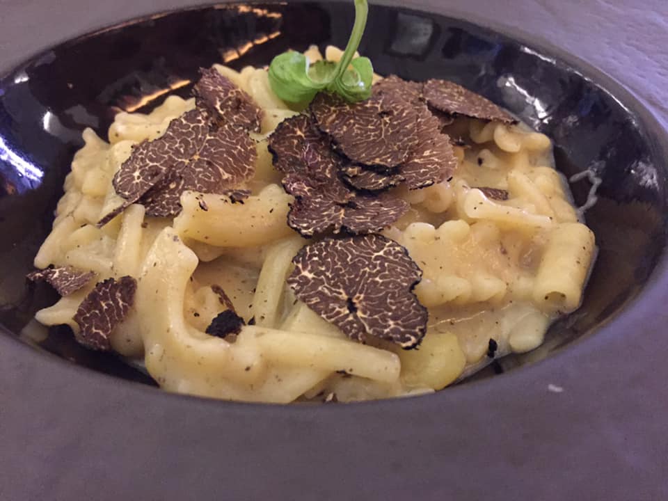 La Bettola del Gusto, pasta con patate e provola e tartufo