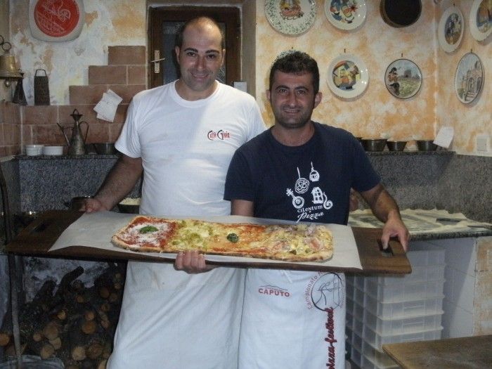 Pietro Manganelli e Raffaele Iuliano con la pizza sfornata a Pizzeria Panoramica