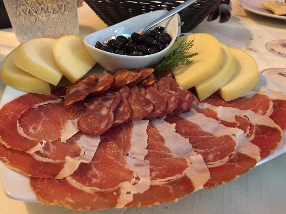 La Piazzetta, salumi, caciocavallo e olive infornate