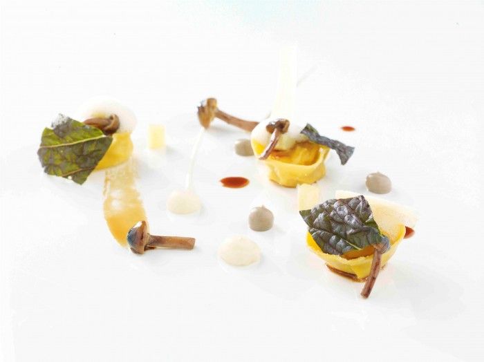 Tortelli con stufato di manzo, pastinaca, chiodini, foglie di senape