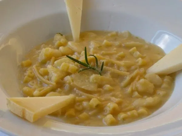 Pasta e patate con provolone del Monaco