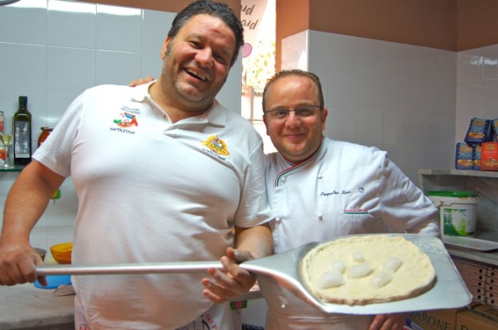 Stefano Callegari e Pasqualino Rossi infornano la pizza con ghiaccio