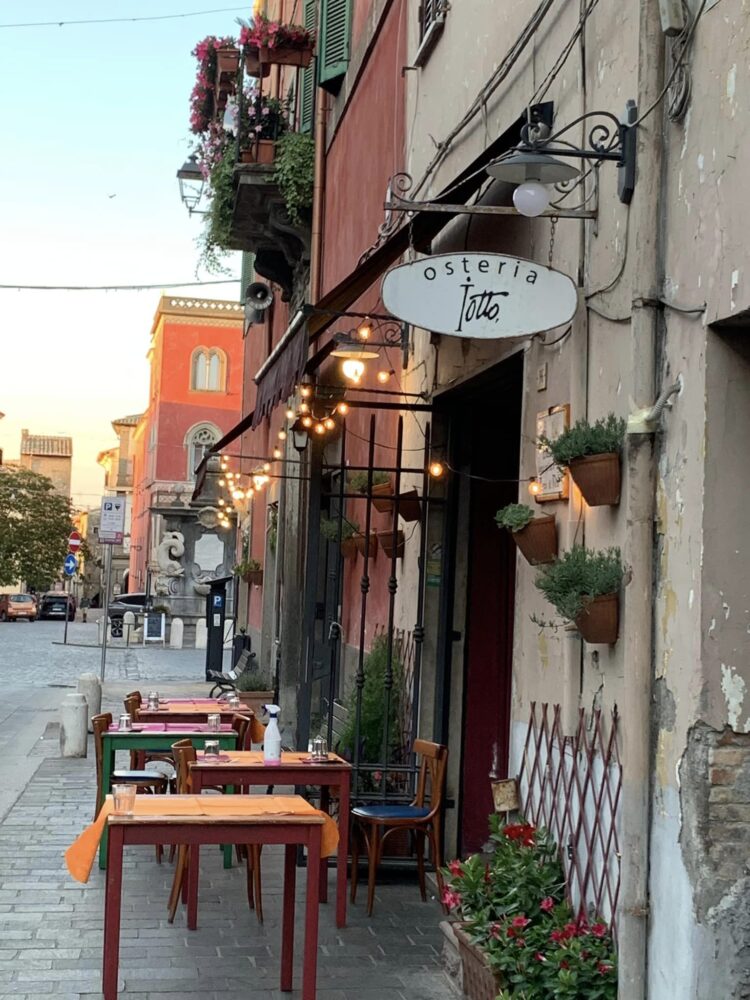 Osteria Iotto, l'ingresso con i tavoli all'aperto
