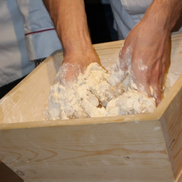 Come si fa l'impasto della pizza napoletana? Ve lo spiega Rossopomodoro