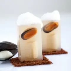 Gelo tiepido di acqua di cozze con cozze, Mezzi Rigatoni di Gragnano, aria di patate, polvere di pomodori e drop di mozzarella di Bufala campana DOP