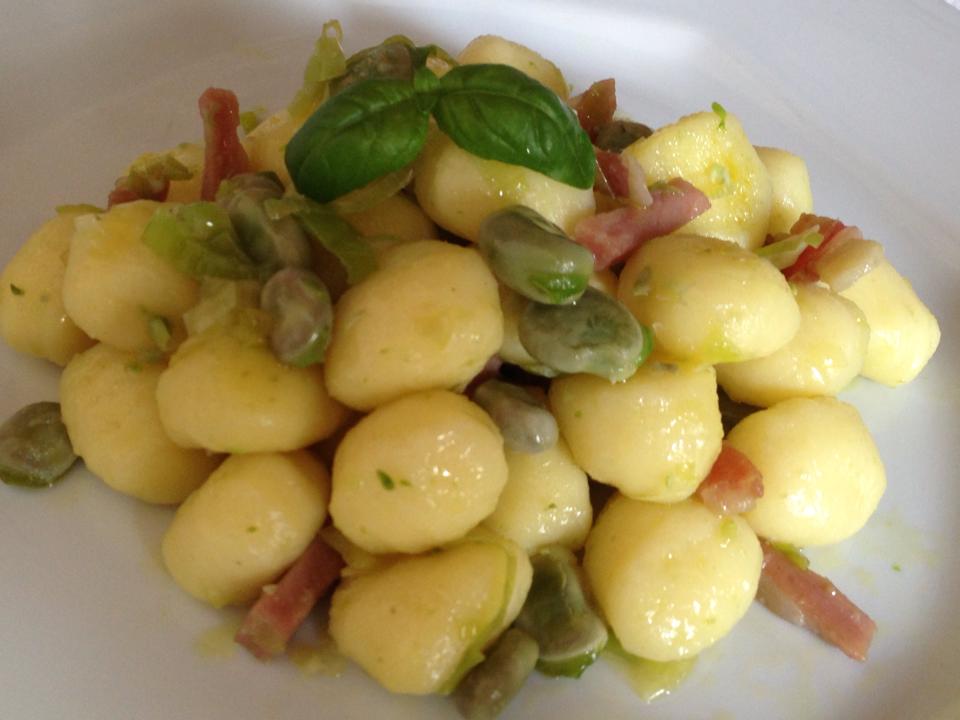 Gnocchi porri fave e prosciutto