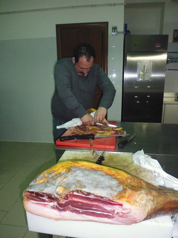 Marino alle prese con il prosciutto