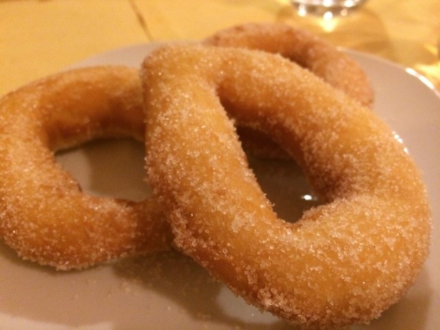 Cantina del Vescovo, le zeppole di Lucia, fritte al momento