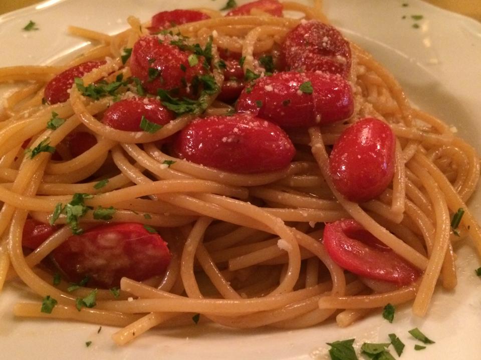 Gli spaghetti aglio olio e pecorino dell'Enoteca Guerrini 1958