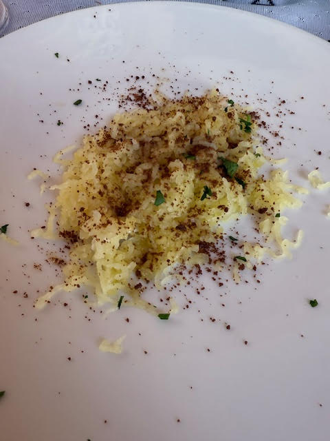 Gambero al vapore con patate schiacciate e bottarga