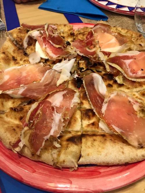 Pizza Gourmet, la pizza a base focaccia con speck tirolese - foro di Dora Sorrentino