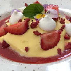 Sora Maria e Arcangelo, il tiramisu con salsa alle fragole di Giovanni Milana