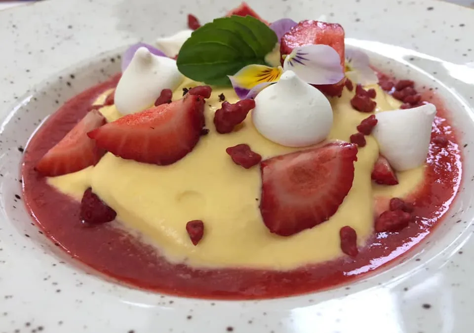 Sora Maria e Arcangelo, il tiramisu con salsa alle fragole di Giovanni Milana