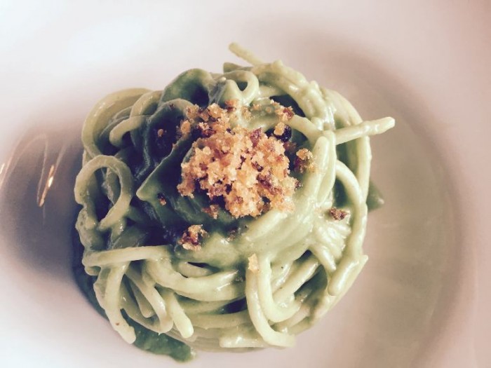 La Cantinella, spaghetti verdi ai broccoli piccanti, acciughe del Cantabrico affumicate, pomodoro secco e timo