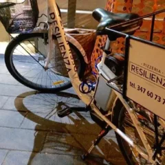 Pizzeria Resilienza, la bici per l'asporto