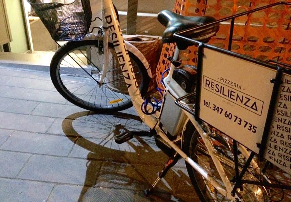 Pizzeria Resilienza, la bici per l'asporto