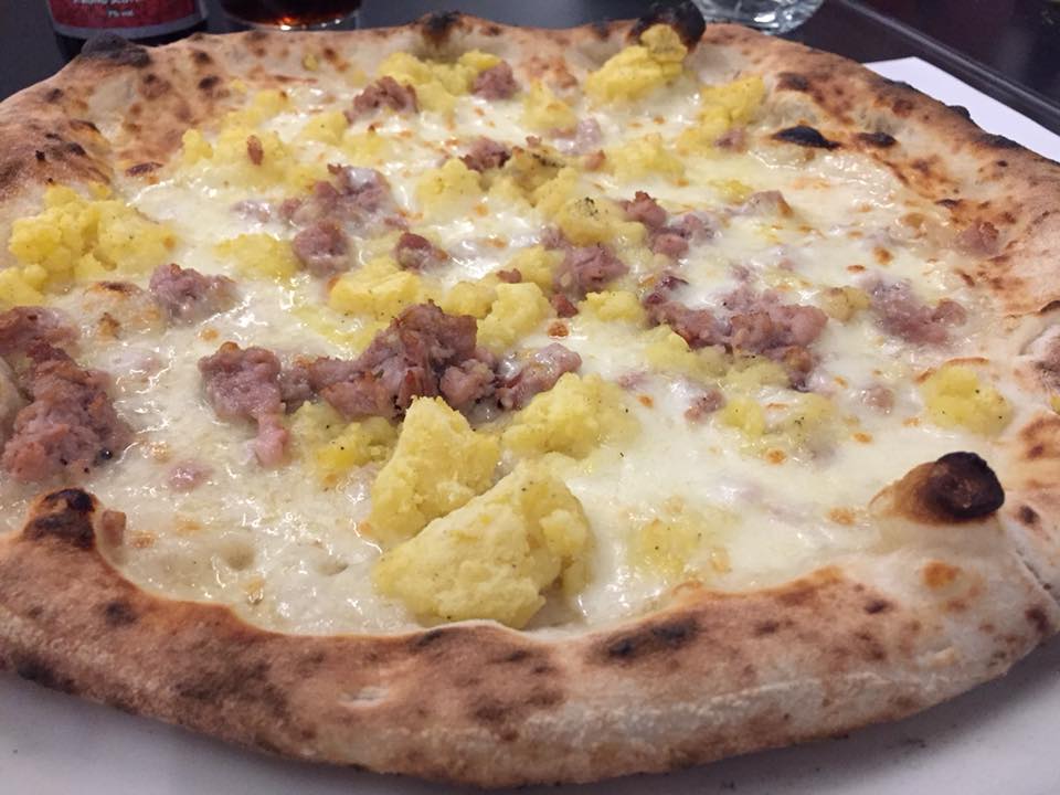 Pizzeria Resilienza, pizza con patate e salsiccia