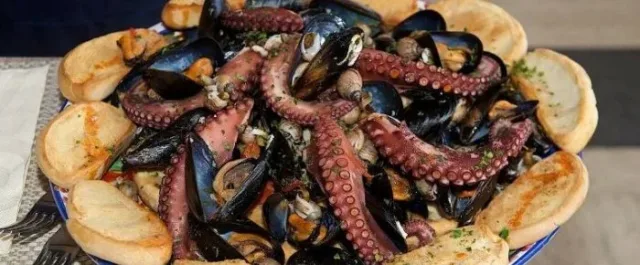 a zuppa di cozze di Carmela Abbate del ristorante Zi Teresa