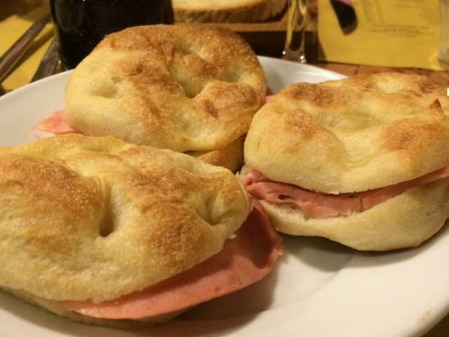 Osteria dell'Angelo, pizza e mortazza tiepida