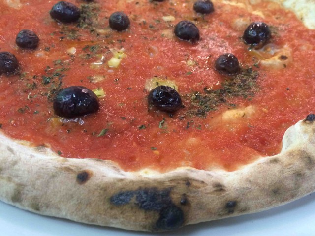 Pizzeria Resilienza, la marinara con le olive