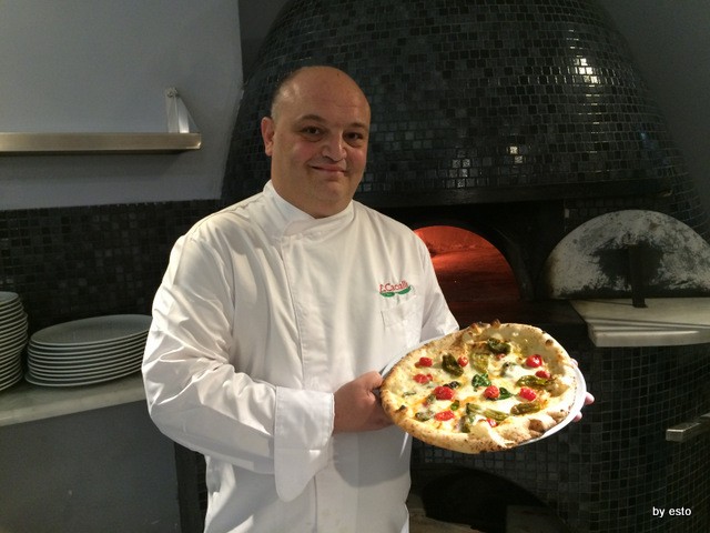 Enzo Cacialli – Pizzeria Don Ernesto – Regno delle due Sicilie peperoncini verdi, provola affumicata di Agerola, pomodorini di Pachino e pecorino Romano