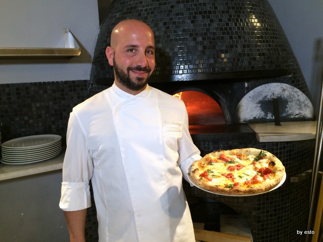 Luca Castellano Pizzeria Pizzazza- Margherita al Sanmarzano pomodoro San Marzano DOP San Nicola dei Miri, Fiordilatte di Agerola, Olio Ravece Antico Frantoio dei Grani Rossi, Parmigiano Reggiano DOP 24