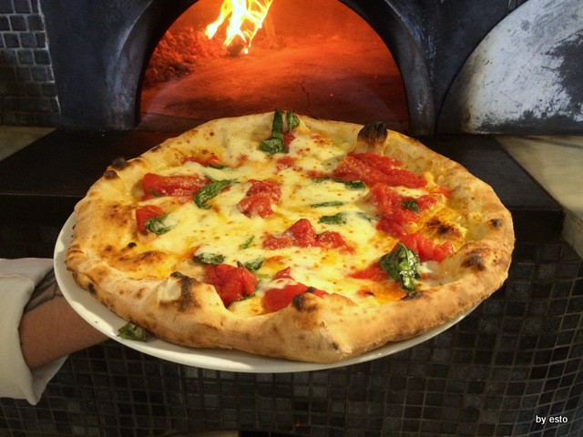 Luca Castellano Pizzeria Pizzazza Margherita al Sanmarzano pomodoro San Marzano DOP San Nicola dei Miri, Fiordilatte di Agerola, Olio Ravece Antico Frantoio dei Grani Rossi, Parmigiano Reggiano DOP 24