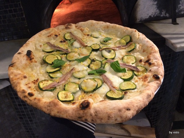 Michele Leo – Pizzeria Palazzo Petrucci - Scapece al limone acciughe, provola affumicata, cipollotto fresco, zucchine, alici sott'olio, limoni, menta.