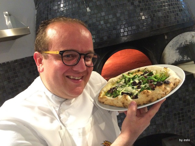 Pasqualino Rossi ,Pizzeria Elite  Estate Riccia 2015 scarola riccia, alici di  Cetara, olive nere Caiazzane, bufala affumicata e olio extra vergine di oliva varietà itrana badevisco