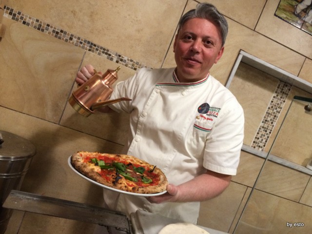 Pizzeria Carmnella. Vincenzo Esposito Pizza Marinara