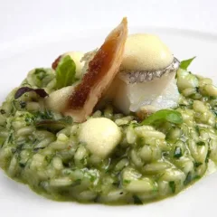 Risotto con fichi secchi del Cilento, pesto al basilico e baccalà confit