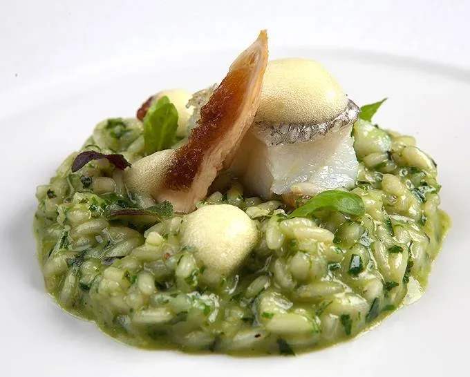 Risotto con fichi secchi del Cilento, pesto al basilico e baccalà confit