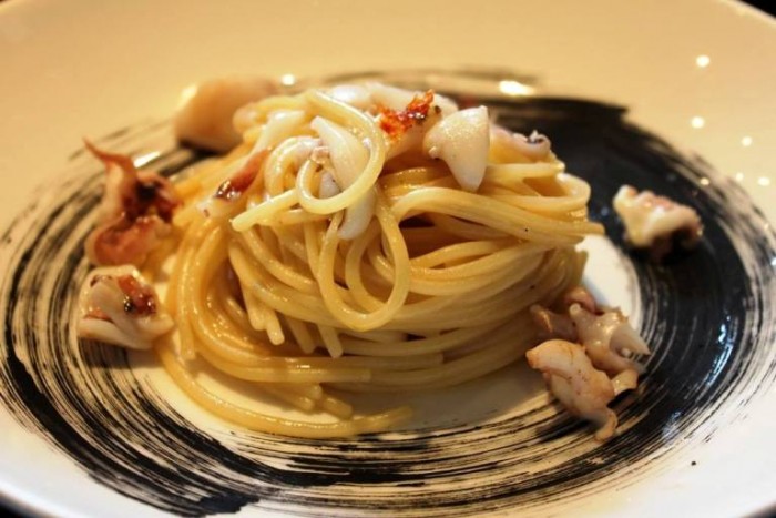 Romeo Chef and Baker, spaghetti con seppioline di Anzio e olio di trombolotto, arancia e nero di seppia