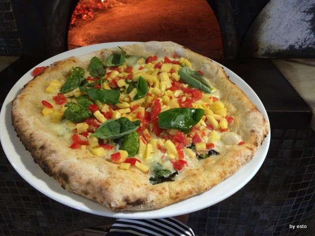 Ron Garofalo  Pizzeria Mistral   Pizza Sicilia mozzarella, dadolata di datterino di Scili e dadolata di scalone di Cinisara