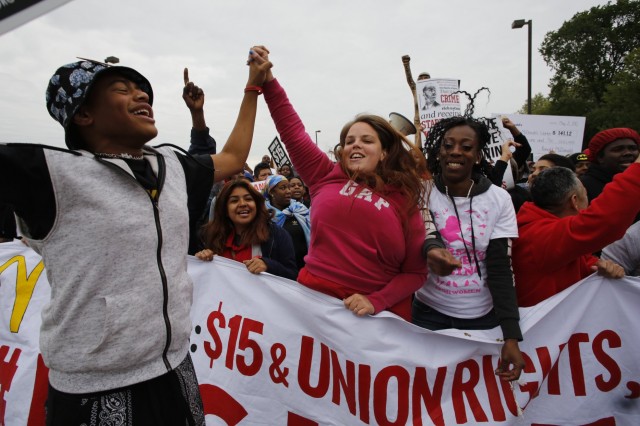 La protesta dei lavoratori McDonald's contro lo sfruttamento e per i diritti sindacali non riconosciuti in Usa