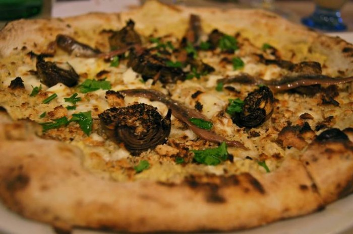 Pizzeria Elite Rossi, pizza con carciofo arrostito, pane profumato all’aglio, provola fresca e alici di Cetara
