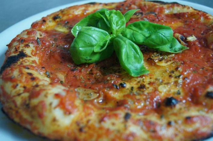 Pizzeria Elite Rossi, pizza rind u ruot
