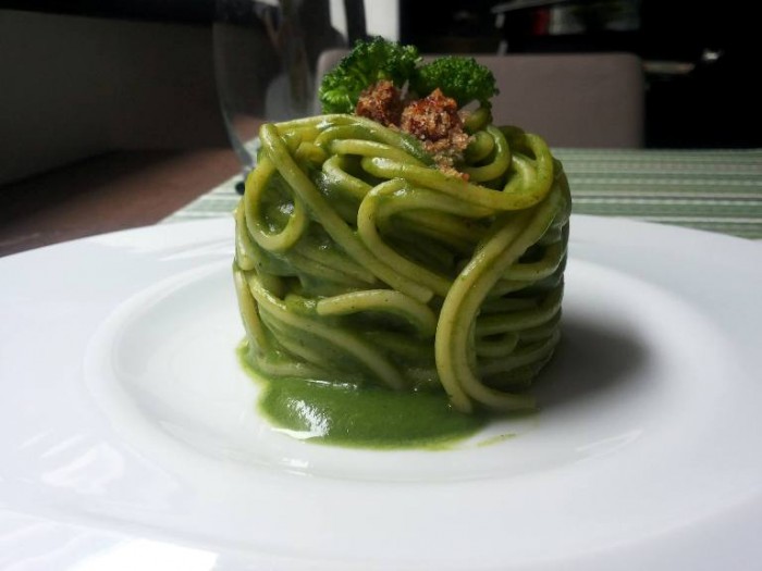 Spaghetti verdi ai broccoli piccanti acciughe del Cantabrico affumicata caciocavallo podolico e crumble di pane al pomodoro secco