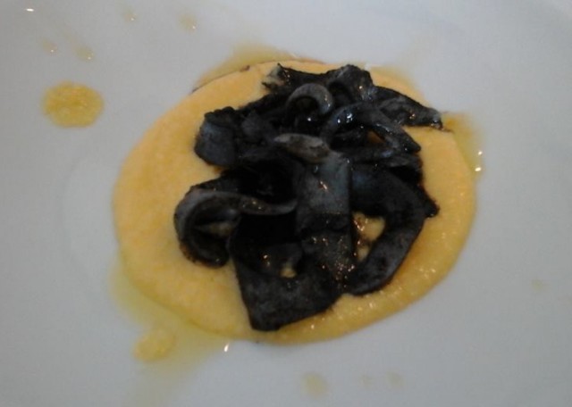 Taverna del Mozzo, tagliatella di seppia su crema di mais