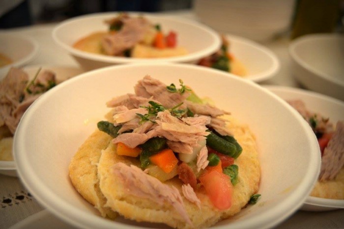 caponatina di mare con palamita al vapore adagiato su di un “vascuotto” di grano