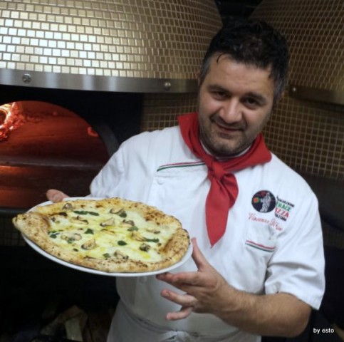 Cozza che pizza. Vincenzo  Di Fiore Pizzeria Bella Napoli