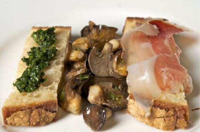 Funghi cardoncelli al forno con crostini in salsa di marasciuolo e lardo di maiale nero di Peppe Zullo