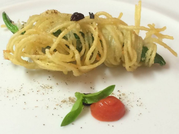 Peppe Guida, peperoncino verde con spaghettini fritti alla puttanesca