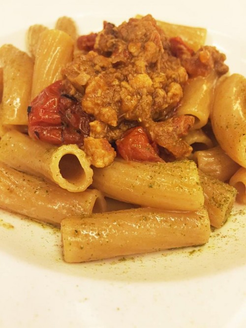 Rigatone con pomodoro abbrustolito e ragù di vitello