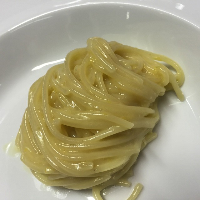 Spaghettini con acqua di limone, olio e provolone di Peppe Guida