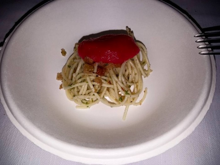 Spaghettini croccanti con colatura di alici e pomodoro